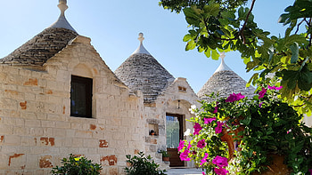 Relaxing at Almapetra Trulli Resort, Natural beauty of Apulia HD wallpaper