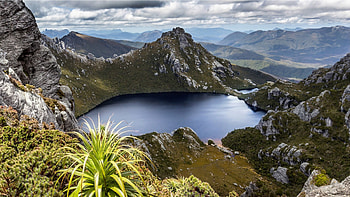 lake oberon in the arthurs mountains in tasmania, bushes, clouds, mountains, rocks, lake HD wallpaper