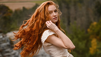 Blonde Girl Long Wavy Hairs In Air Loooking At The Viewer, blonde, girls, model HD wallpaper
