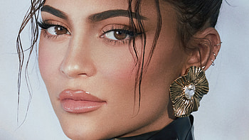 Kylie Jenner Vogue Hk 2021, kylie-jenner, celebrities, girls, model, hoot, red-dress, closeup, face HD wallpaper