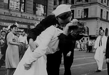 The Most Famous Kiss Ever, sailor, nurse HD wallpaper