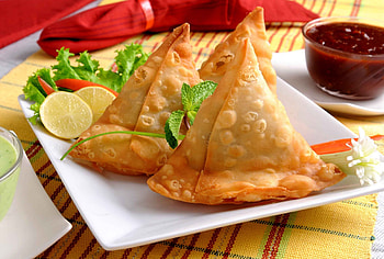 Traditional Indian samosas, Scrumptious savory snacks, Indian food delicacies, Spicy appetizers HD wallpaper