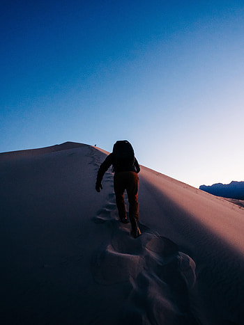 Sand, Desert, Miscellanea, Miscellaneous, Backpack, Rucksack, Tourist, Traveler, Traveller HD phone wallpaper