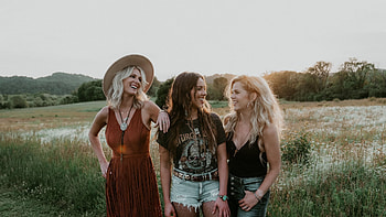 In The Field, ranch, cowgirl, brunettes, blondes HD wallpaper