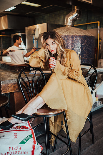 Toronto's most stylish, Annie Murphy's fashion HD phone wallpaper