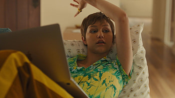 Hollywood Stargirl, Grace VanderWaal's MacBook, Stargirl Caraway's device, Tech inclusion HD wallpaper