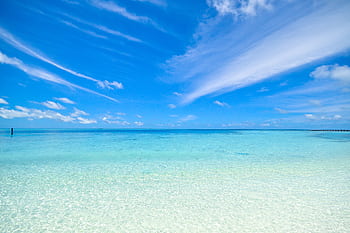 Experience the tranquil turquoise waters and clear sky at Laamu Atoll, Maldives. Perfect for a relaxing getaway. HD wallpaper