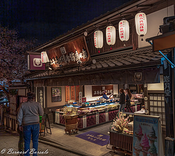 Japanese Lantern Market at Night — Ultra, man made, Japan HD wallpaper
