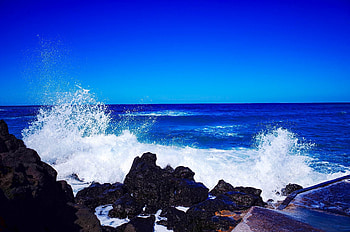 Coastal, rocks, sea waves, blue sea HD wallpaper