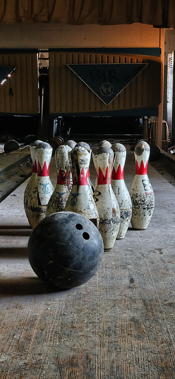 Sports bowling, Athletic competition, Bowling pins, Competitive spirit HD phone wallpaper