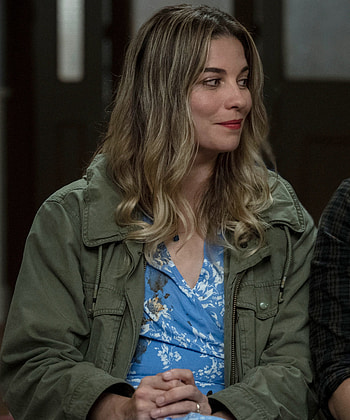 Annie Murphy stars, Kevin Can F Himself trailer, AMC series HD phone wallpaper