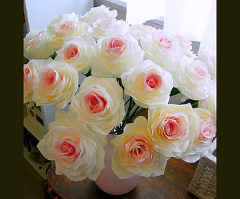 Centers, white, bouquet, roses, flowers, red centers HD wallpaper