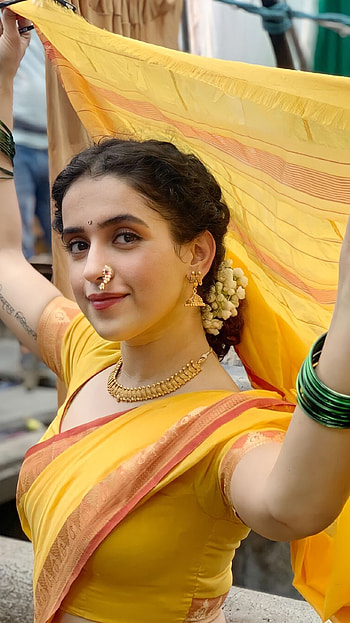 Saniya Malhotra, bollywood actress HD phone wallpaper