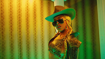 Doja Cat, Versace sunglasses, Rule-breaking fashion, Iconic look HD wallpaper