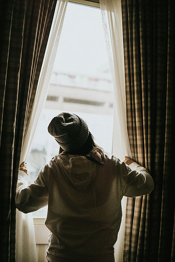 Silhouette, Miscellanea, Miscellaneous, Window, Curtains, Peek Out, Look Out, Look HD phone wallpaper