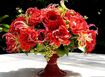 CLASSIC CENTREPIECE, decoration, bouquets, roses, dahlias, table setting, flowers, arrangements, flame lily HD wallpaper