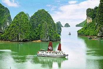 Halong Bay, Breathtaking , Tranquil atmosphere, Serene escape HD wallpaper