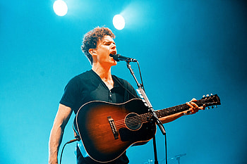 Vance Joy (Music), Live performance, Enchanting venue, Captivated audience HD wallpaper