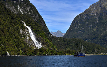 Waterfall, Piopiotahi, Fiordland National Park, Fjords HD wallpaper