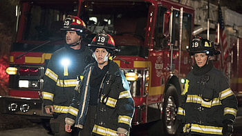 Station 19 , Gripping emergencies, High-stakes rescues, Teamwork and bravery HD wallpaper