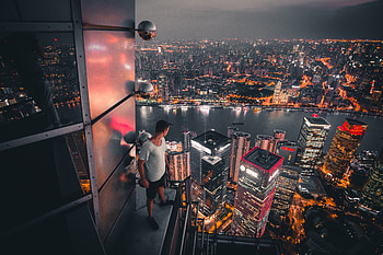 Boy Standing On The Rooftop Of Building Looking Down , graphy HD wallpaper