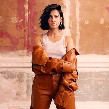 Naomi Scott, Charlies angels, Navigating Hollywood HD phone wallpaper