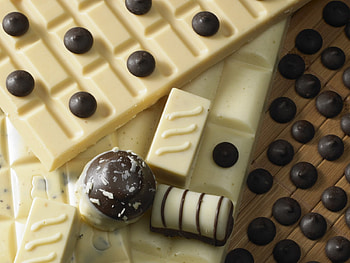 White Chocolate, sweet, balls, chocolate HD wallpaper