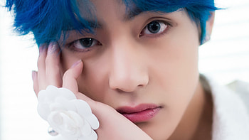 V (BTS), Music artist, Stylish laptop , Taehyung's charm HD wallpaper