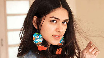 Mrunal Thakur HD wallpaper