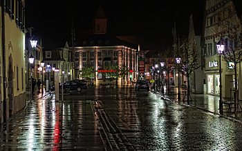 Rainy Night, night, umbrella, lanterns, cars, town, colors, houses, beauty, buildings, reflection, trees, autumn, road, architecture, rain, house, fall, rainy, beautiful, people, leaves, lights, alley HD wallpaper