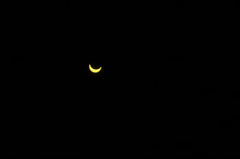 Minimalist of a crescent moon glowing in a dark night sky. HD wallpaper