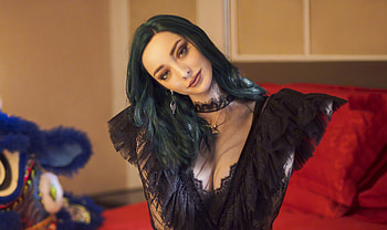 Emma Dumont, black dress, 2019 HD wallpaper