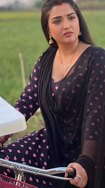 Amrapalli Dubey, bhojpuri actress, cycle HD phone wallpaper