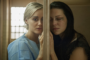 Piper Chapman And Alex In Orange Is The New Black, orange-is-the-new-black, tv-shows HD wallpaper