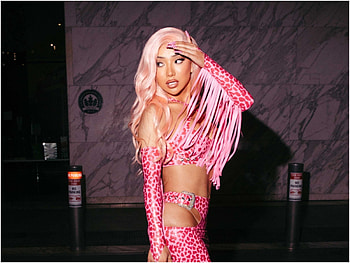 Nikita Dragun, Backlash, Birtay party, Maskless influencers HD wallpaper