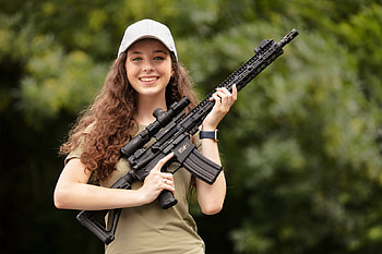 Pretty Model Holding an AR-15, gun, model, smile, hat HD wallpaper