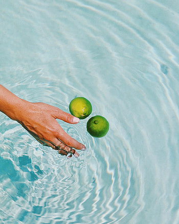 Water, Lime, Hand, Miscellanea, Miscellaneous, Spray, Fruit, Citrus HD phone wallpaper