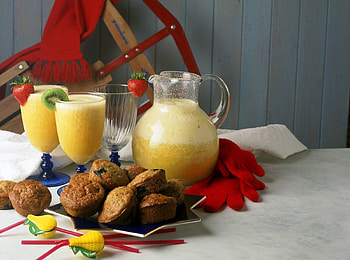 Fresh Juice and Muffins, sweet, winter, juice, delicious, bakery, drinks, food, drink HD wallpaper