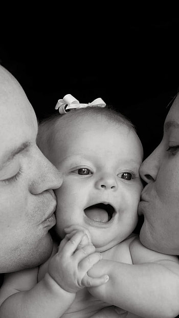 Mom And Dad, Black And White, baby kiss HD phone wallpaper