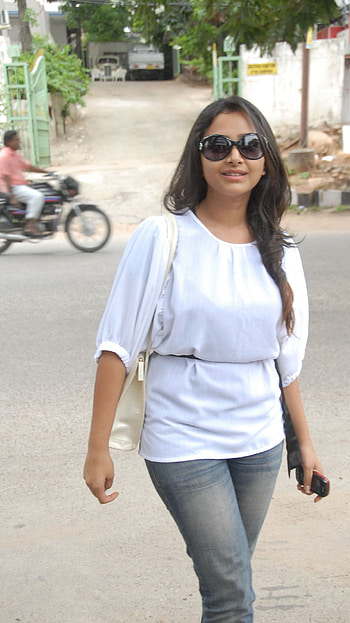 Shwetha Basu Prasad, telugu actress, model HD phone wallpaper