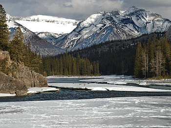 Bow River, Banff National Park, Alberta, Canada, river, winter, white, cold, mountain, rock, snow, clouds, trees, sky, water, forest, ice HD wallpaper