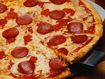 Cheesy Pizza, dinner, cheesy, italian, pizza HD wallpaper