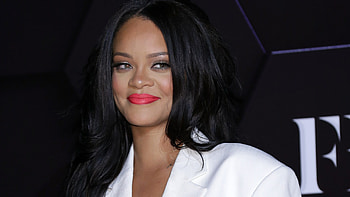 Rihanna, Sweet smile, Captivating , Celeb lives HD wallpaper
