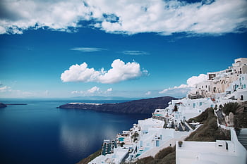 Breathtaking panoramic view of Santorini's white-washed architecture against the deep blue sea. HD wallpaper
