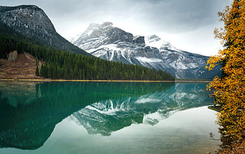 Emerald Beautiful Lake, lake, reflections, mountains, sky, nature HD wallpaper