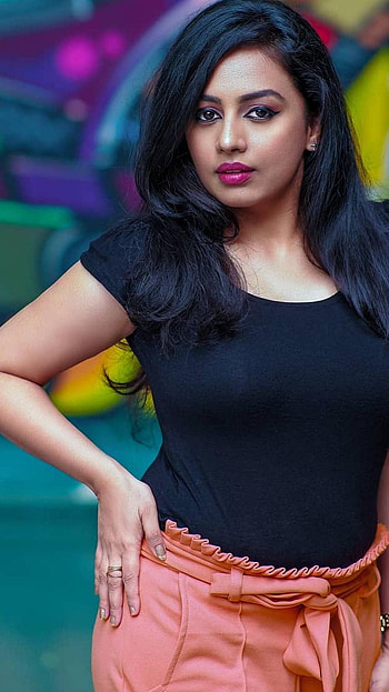 Ranjani Ramesh, mallu aunty, sexy curves HD phone wallpaper