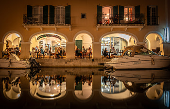 Côte d'Azur Reflections: Mediterranean Waterfront Restaurant at Night, France HD wallpaper