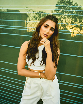 Pooja Hegde, street_fashion, thigh HD phone wallpaper