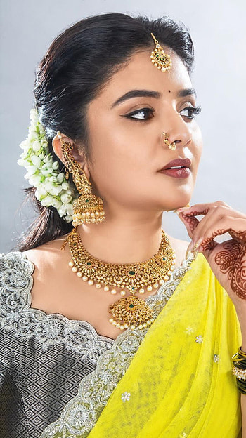 Sreemukhi, telugu actress, model, saree beauty, anchor, gorgeous, traditional HD phone wallpaper