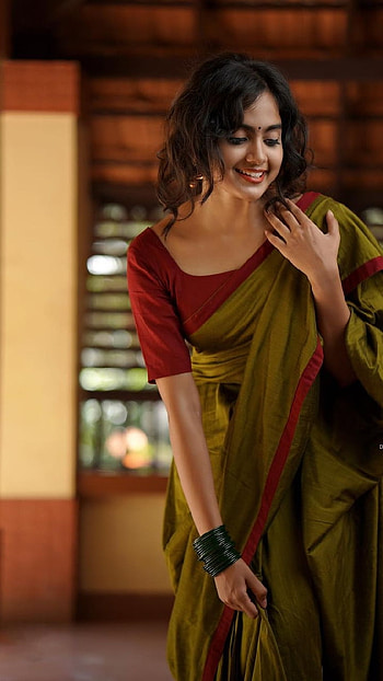Devika, Devu, actress, beauty, saree, mallu, Girl HD phone wallpaper